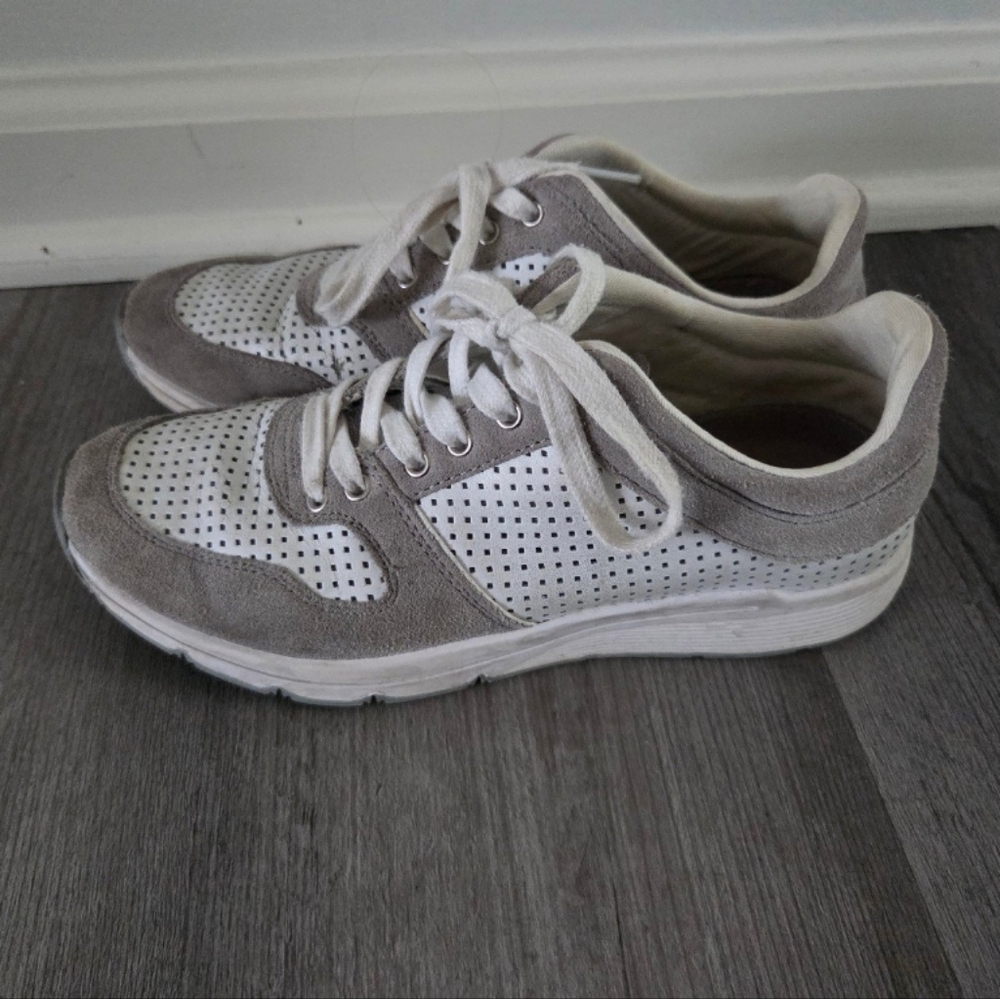 Isaac Mizrahi White & Grey Perforated Leather Soho Sneakers sz. 7